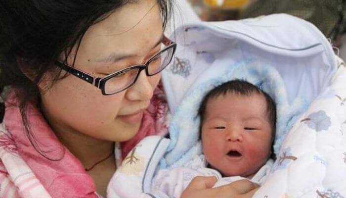 Nằm mơ thấy sinh con gái