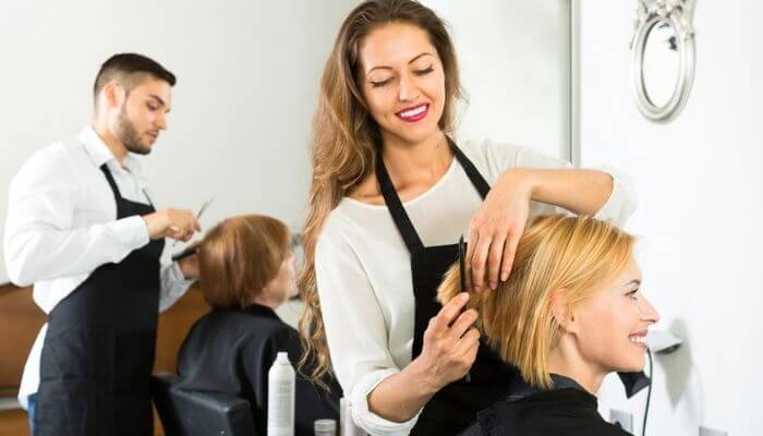 Nằm mơ thấy bản thân là thợ cắt tóc