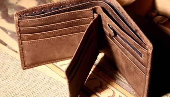 Nằm mơ thấy ví tiền rách