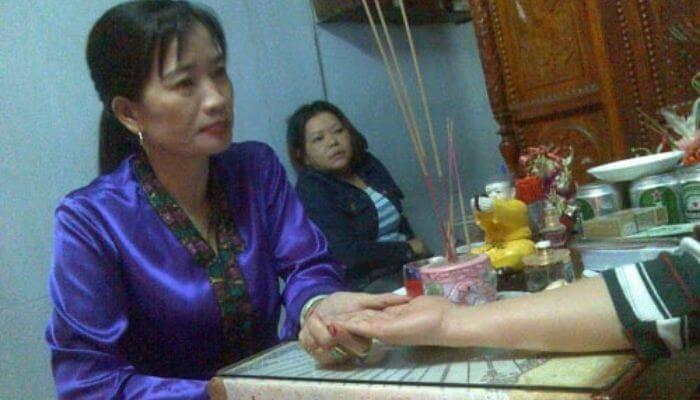Chiêm bao thấy thầy bói đi vào nhà