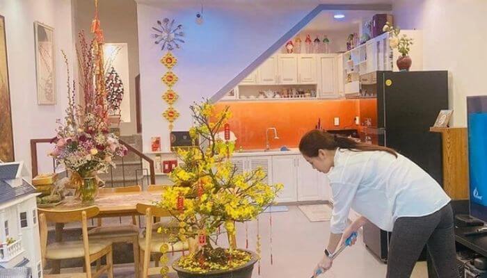Mơ một mình dọn dẹp ngôi nhà lớn