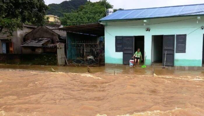 Nằm mơ nước lũ tràn vào nhà trong khi bản thân đang ngủ