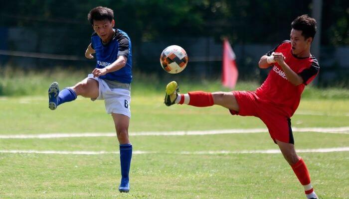 Nằm mơ thấy đá bóng cùng bạn