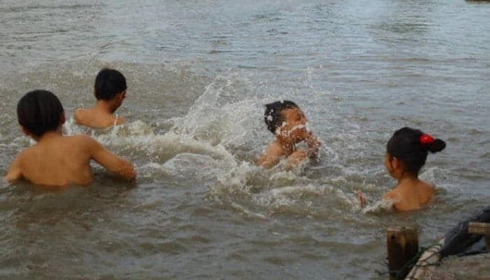 Ngủ mơ thấy mình tắm ở ao hồ