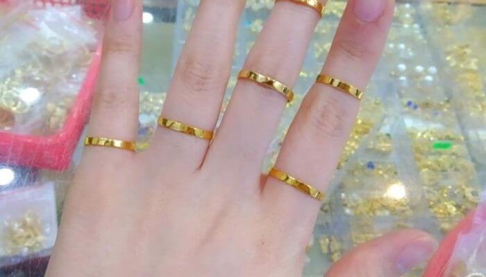 Giấc mơ thấy tay đeo nhiều nhẫn vàng