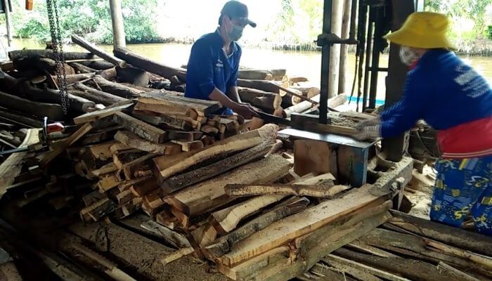 Mơ thấy xẻ gỗ