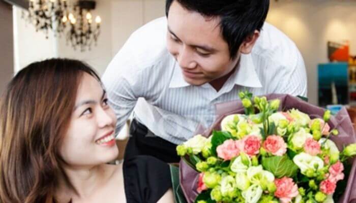 Nằm mơ thấy mình được người khác tặng hoa
