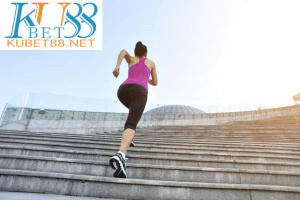 nằm mơ thấy trèo thang đánh con gì