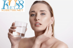 nằm mơ thấy uống nước đánh con gì