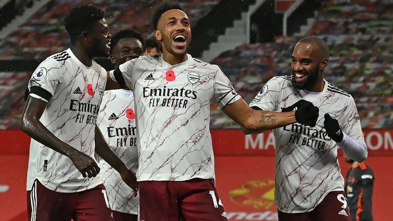 Aubameyang và đồng đội ăn mừng bàn thắng vào lười Manchester United