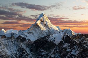 Khung cảnh buổi tối của Ama Dablam trên đường đến Trại cơ sở Everest - Nepal